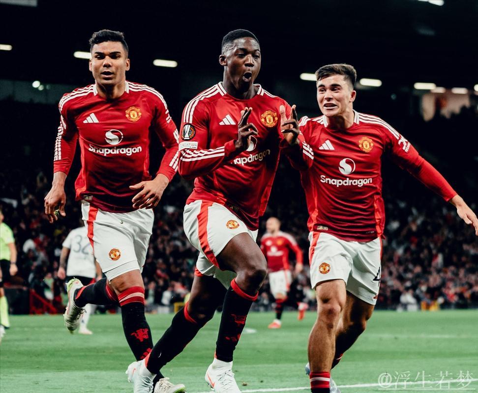 曼联将以1亿英镑的价格击败曼城，前锋签约已成定局，巴塞罗那的挖角行动也变得“认真”起来。